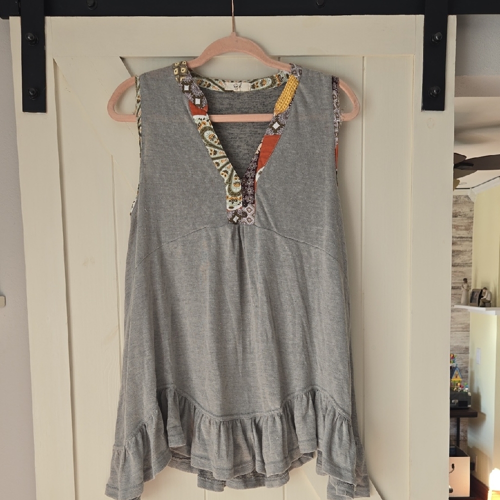 easel Gray Sleeveless Tank with Patterned V-Neck Trim